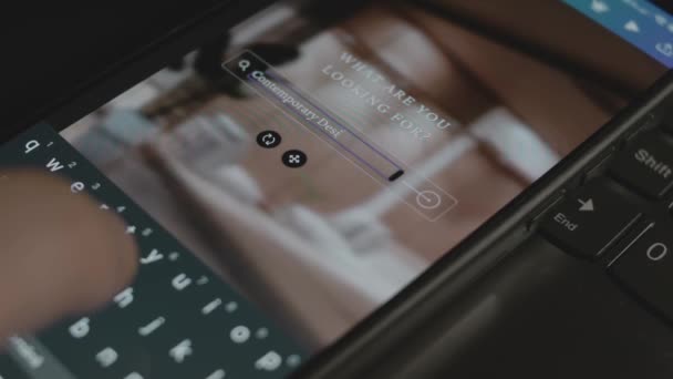 Inskripsi Desain Kontemporer Pada Smartphone Desainer Membuat Desain Iklan Pada — Stok Video