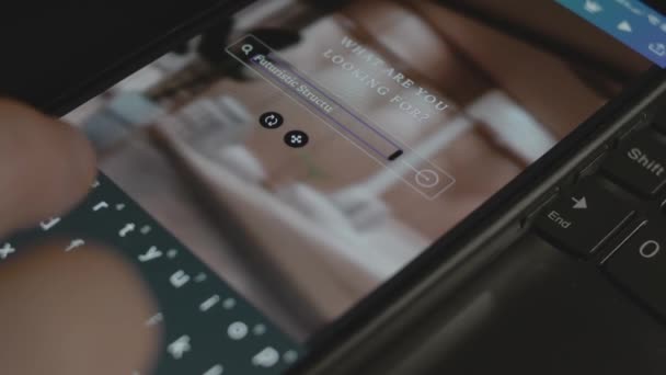 スマートフォン上の未来構造の碑文 モバイルアプリで広告デザインを行うデザイナー — ストック動画