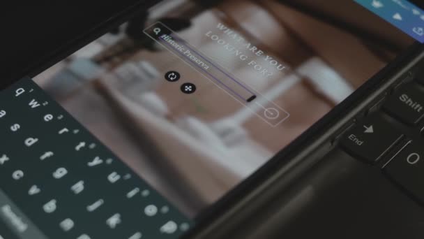Prasasti Pelestarian Bersejarah Smartphone Desainer Membuat Desain Iklan Pada Aplikasi — Stok Video
