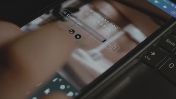 Надпись Креативных Пространств Смартфоне Мбаппе Создает Дизайн Рекламы Мобильном Приложении — стоковое видео