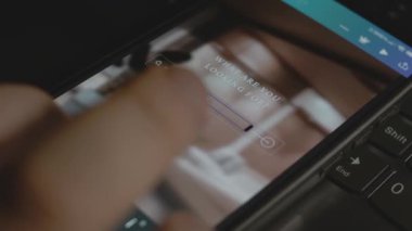 Akıllı telefondaki akıllı mimari yazıtları. Mobil uygulama üzerinde bir reklam tasarımı yapan tasarımcı