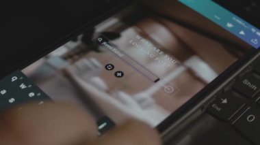 Akıllı telefondaki geçmişe dönük fütürizm yazıları. Mobil uygulama üzerinde bir reklam tasarımı yapan tasarımcı