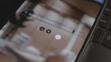 Akıllı telefondaki akıllı mimari yazıtları. Mobil uygulama üzerinde bir reklam tasarımı yapan tasarımcı