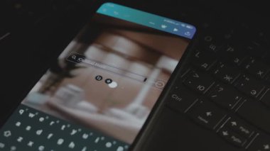 Akıllı telefondan kültür mirası yazıtları. Mobil uygulama üzerinde bir reklam tasarımı yapan tasarımcı