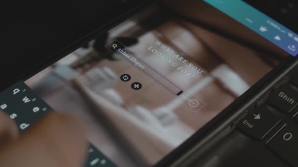 Stedelijke Elegantie Inscriptie Smartphone Ontwerper Maakt Reclame Mobiele App — Stockvideo