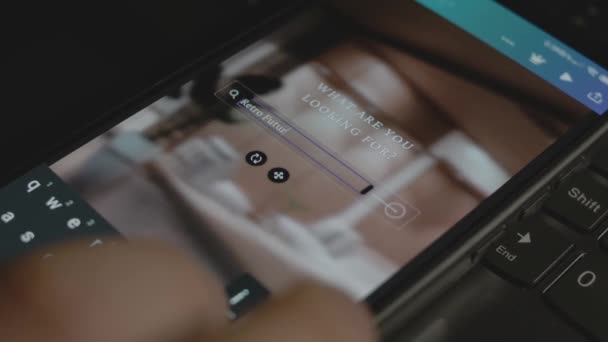 スマートフォンのレトロ未来主義の碑文 モバイルアプリで広告デザインを行うデザイナー — ストック動画