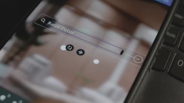 スマートフォンのレトロ未来主義の碑文 モバイルアプリで広告デザインを行うデザイナー — ストック動画