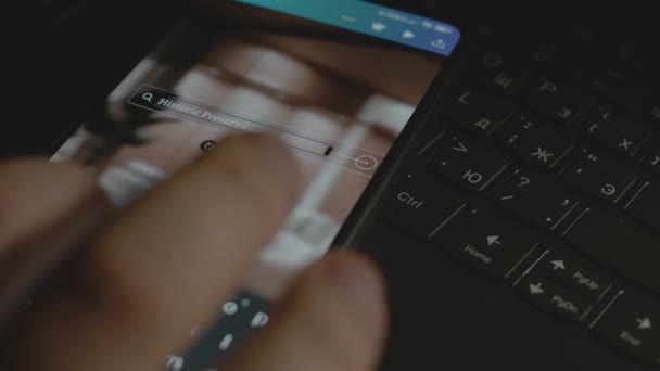 Историческая Надпись Смартфоне Мбаппе Создает Дизайн Рекламы Мобильном Приложении — стоковое видео