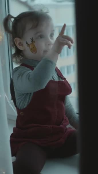 Wesoła Dziewczynka Motywem Świątecznym Twarzy Płatki Śniegu Malowanie Reniferów Twarzy — Wideo stockowe