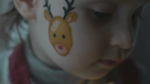 Glada Småbarn Flicka Med Jul Tema Målning Hennes Ansikte Snöflingor — Stockvideo