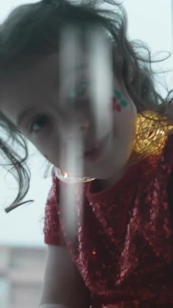 Vrolijk Klein Meisje Met Kerst Thema Schilderij Haar Gezicht Cadeau — Stockvideo