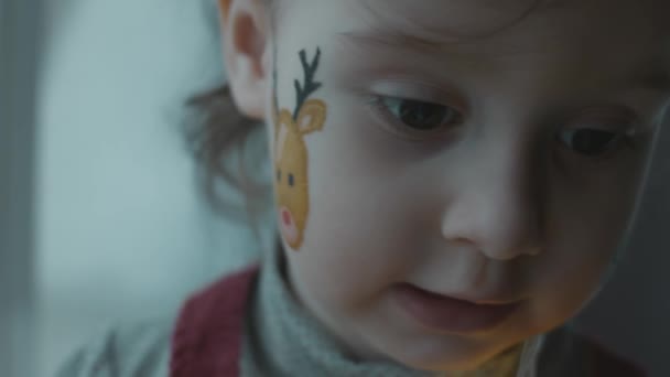 Wesoła Dziewczynka Motywem Świątecznym Twarzy Płatki Śniegu Malowanie Reniferów Twarzy — Wideo stockowe