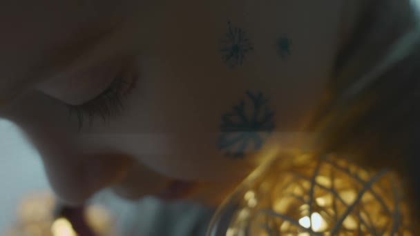 Petite Fille Joyeuse Avec Peinture Sur Thème Noël Sur Son — Video