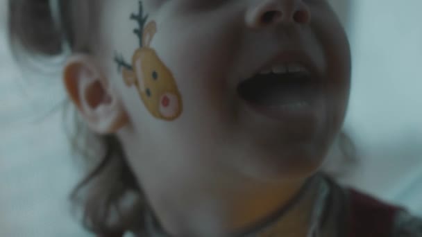 Menina Criança Alegre Com Pintura Temática Natal Seu Rosto Flocos — Vídeo de Stock