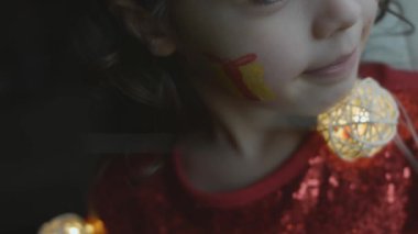 Küçük bir kızın yüzünde hediye boyası. Noel konsepti