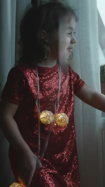 Vrolijk Klein Meisje Met Kerst Thema Schilderij Haar Gezicht Cadeau — Stockvideo