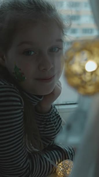 Vrolijk Klein Meisje Met Kerst Thema Schilderij Haar Gezicht Kerstboom — Stockvideo