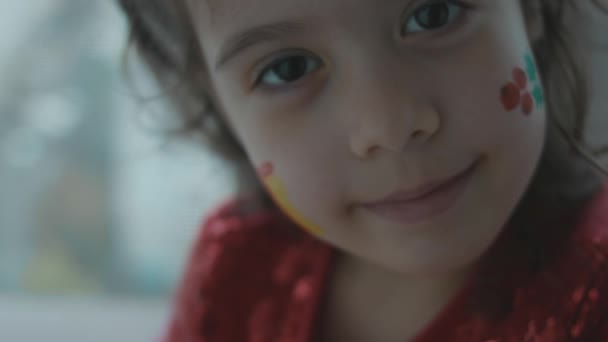 Yüzünde Noel Temalı Resim Olan Neşeli Küçük Bir Kız Yüzünde — Stok video