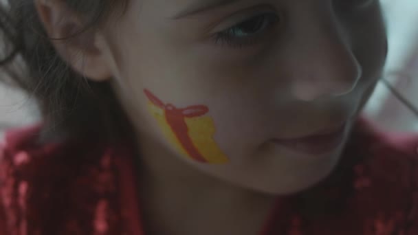 Geschenkmalerei Auf Dem Gesicht Eines Kleinen Mädchens Weihnachtskonzept — Stockvideo