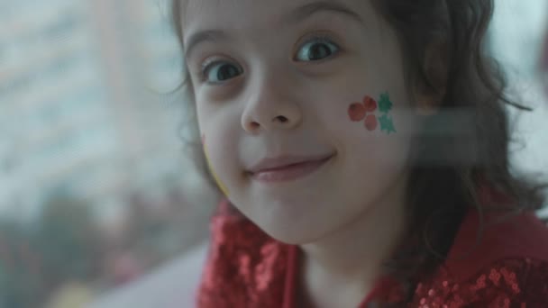 Vrolijk Klein Meisje Met Kerst Thema Schilderijen Haar Gezicht Cadeau — Stockvideo
