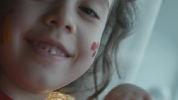 Vrolijk Klein Meisje Met Kerst Thema Schilderijen Haar Gezicht Cadeau — Stockvideo