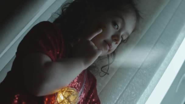 Küçük Bir Kızın Yüzünde Hediye Boyası Noel Konsepti — Stok video