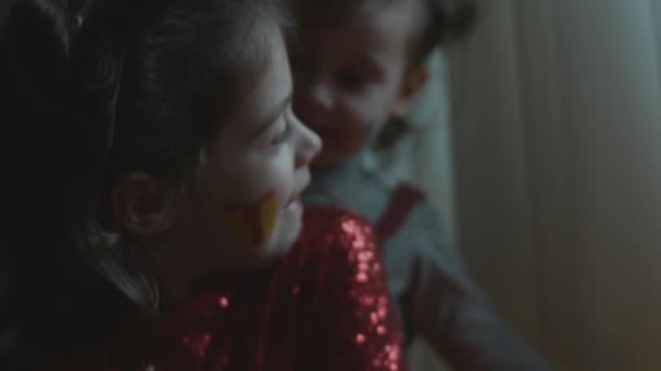Веселі Дівчата Різдвяними Тематичними Картинами Обличчях Грати Разом Вечірці Новорічна — стокове відео