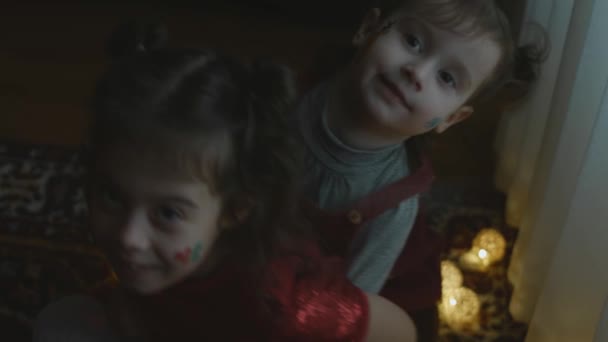 Весёлые Маленькие Девочки Рождественскими Картинами Лицах Играть Вместе Вечеринке Рождественская — стоковое видео