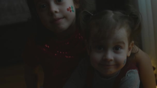 Meninas Alegres Com Pinturas Temáticas Natal Seus Rostos Olhar Para — Vídeo de Stock