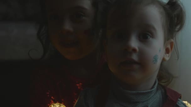 Wesołe Dziewczynki Obrazami Świątecznymi Twarzach Patrzę Kamerę Koncepcja Świąteczna — Wideo stockowe