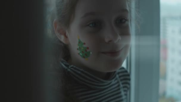 Vrolijk Klein Meisje Met Kerst Thema Schilderij Haar Gezicht Kerstboom — Stockvideo