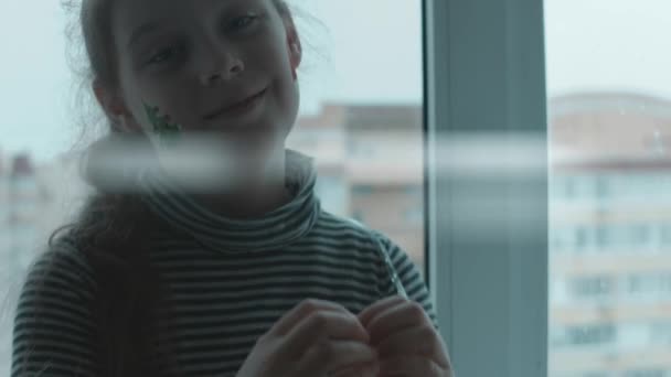 Весела Маленька Дівчинка Різдвяною Тематичною Картиною Обличчі Різдвяна Ялинка Картини — стокове відео