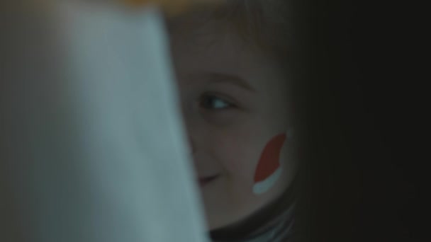 Веселая Маленькая Девочка Рождественской Тематикой Лице Картина Санты Шляпе Лице — стоковое видео