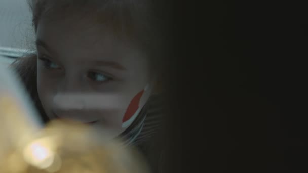 Веселая Маленькая Девочка Рождественской Тематикой Лице Картина Санты Шляпе Лице — стоковое видео