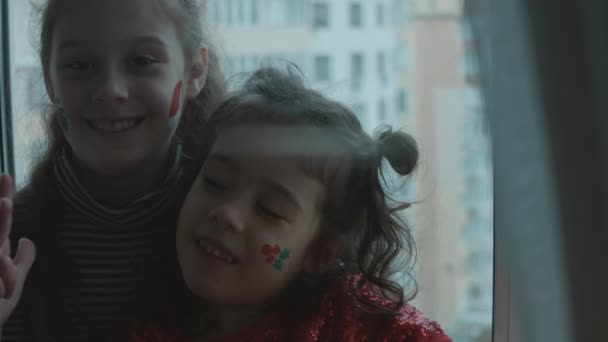 Wesołe Dziewczynki Obrazami Świątecznymi Twarzach Patrzę Kamerę Koncepcja Świąt Spowolnienie — Wideo stockowe
