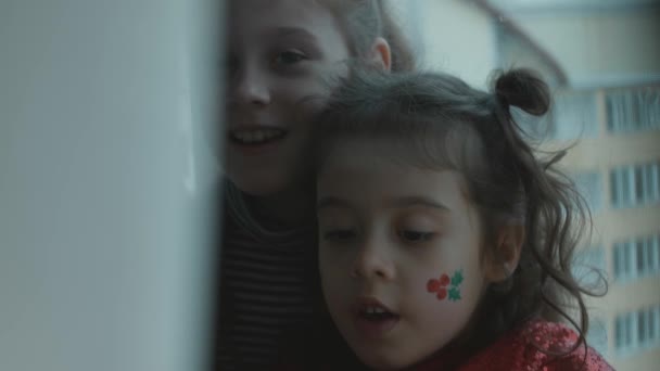 Yüzlerinde Noel Temalı Resimler Olan Neşeli Küçük Kızlar Kameraya Bakıyorum — Stok video