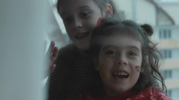 Yüzlerinde Noel Temalı Resimler Olan Neşeli Küçük Kızlar Kameraya Bakıyorum — Stok video