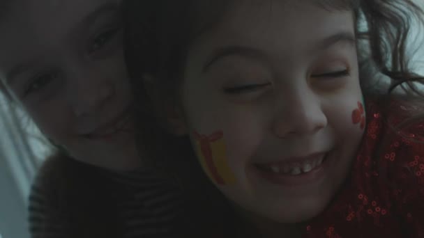 Yüzlerinde Noel Temalı Resimler Olan Neşeli Küçük Kızlar Birlikte Eğleniyoruz — Stok video