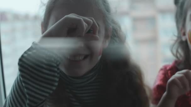 Fröhliche Kleine Mädchen Mit Weihnachtlichen Bildern Gesicht Gemeinsam Spaß Haben — Stockvideo