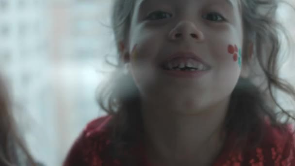 Glada Liten Flicka Med Julmålningar Tema Ansiktet Gåva Och Järnek — Stockvideo