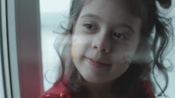 Веселі Дівчата Різдвяними Тематичними Картинами Обличчях Розважатися Разом Новорічна Концепція — стокове відео