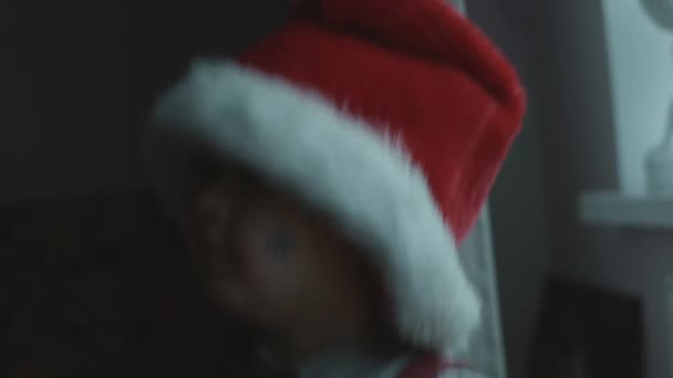 Vrolijk Kleuter Meisje Met Kerst Thema Schilderijen Haar Gezicht Santas — Stockvideo