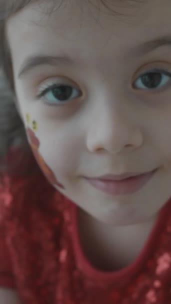 Χαρούμενο Κοριτσάκι Ένα Σακί Χρυσά Νομίσματα Ζωγραφισμένο Στο Πρόσωπό Της — Αρχείο Βίντεο