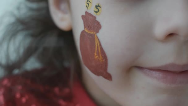 Worek Złotymi Monetami Twarzy Małej Dziewczynki Koncepcja Bankowości Edukacji Finansowej — Wideo stockowe