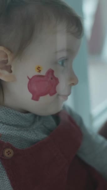 Menina Criança Alegre Com Uma Pintura Banco Porquinho Seu Rosto — Vídeo de Stock