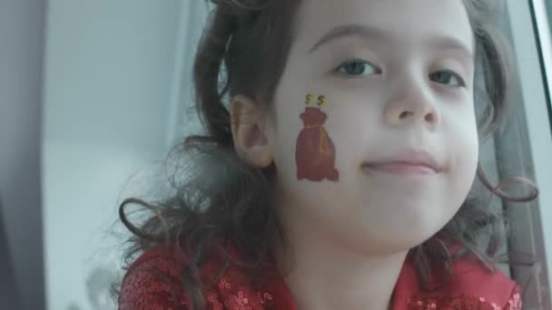 Yüzünde Bir Çuval Altın Parayla Neşeli Küçük Bir Kız Bankacılık — Stok video