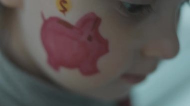 Küçük şirin bir kızın suratında domuz kumbarası resmi. Bankacılık, mali eğitim ve mevduat kavramı