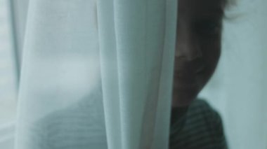 Yüzünde bir yığın altın sikke olan neşeli küçük bir kız. Ce-e oynuyorum. Bankacılık, mali eğitim ve mevduat kavramı