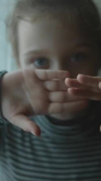 Petite Fille Joyeuse Avec Une Pile Pièces Peignant Sur Son — Video