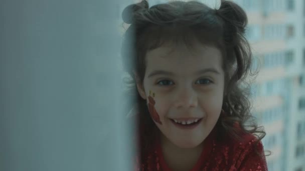 Весела Маленька Дівчинка Мішком Золотими Монетами Намальованими Обличчі Точки Пальцем — стокове відео